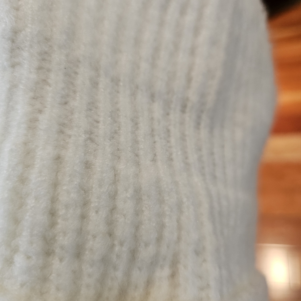 White knit hat - Picture 4 of 4